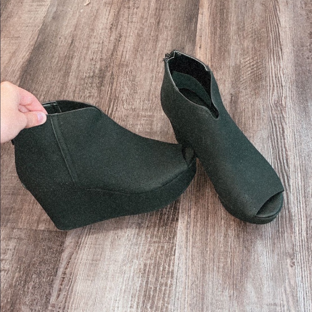 Black Wedges